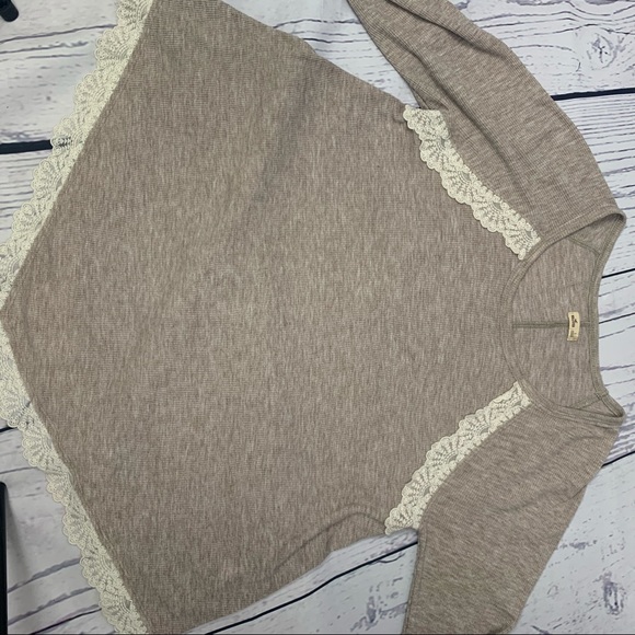 Hollistor V-Shape Hem with Lace Detail - Picture 6 of 6